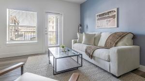 Landing Beautiful 1BD Gym Pool