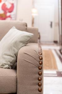 High-Ceiling Iconic khan Walk to Tahrir & AUC