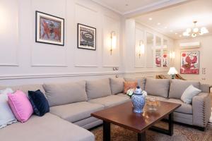 High-Ceiling Iconic khan Walk to Tahrir & AUC