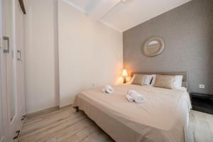 Apartments by the Beach with Pool and Lounge Beds - Miral Apartments