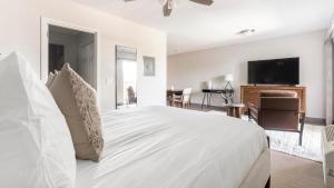 Landing Incredible Studio Gym Courtyard