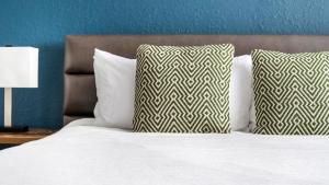 Landing Stylish 1BD Tennis Court Clubhouse