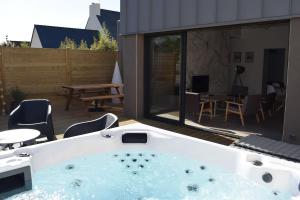 Gîte neuf avec Jacuzzi et Les plages à pied