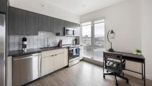 Landing Stunning 2BD Clubhouse Yoga Studio