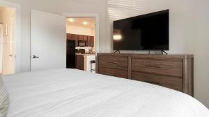 Landing Spectacular 1BD Clubhouse Gym