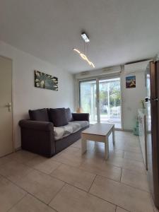 Sleeps 4 with garden, walking distance to beaches