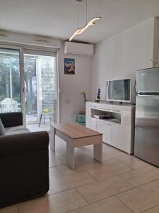 Sleeps 4 with garden, walking distance to beaches