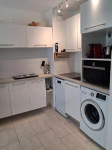 Sleeps 4 with garden, walking distance to beaches