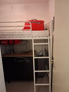 Sleeps 4 with garden, walking distance to beaches