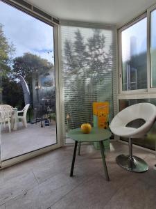 Sleeps 4 with garden, walking distance to beaches
