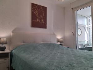 Sleeps 4 with garden, walking distance to beaches