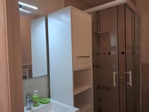Sleeps 4 with garden, walking distance to beaches