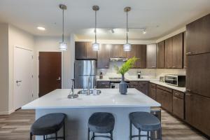 Landing Modern 2BD Courtyard Clubhouse