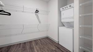 Landing Chic 1BD Clubhouse Pool