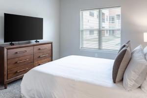 Landing Incredible 2BD Pool Courtyard