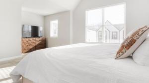 Landing Spectacular 3BD Clubhouse Pool