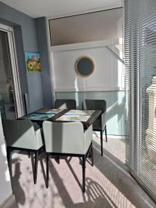 Sleeps 4 with garden, walking distance to beaches