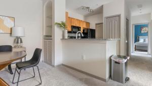 Landing Stunning 2BD Gym Tennis Court