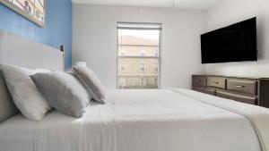 Landing Stunning 2BD Gym Tennis Court