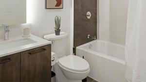 Landing Stunning 2BD Courtyard Rooftop Lounge