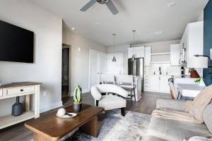 Landing Stylish 1BD Game Room Pool