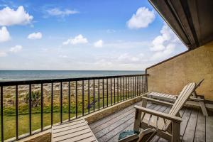 Dog-friendly oceanfront townhouse with covered balcony, views, pool & AC