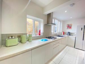 4BR house sleeps7 close to UHW driveway parking