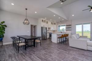 Spacious Modern Retreat Sleeps 8