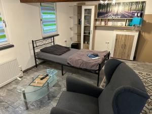 Neu! Einfaches Zimmer - einfacher Preis in Lohra, Hessen - ideal für Vertreter - Monteure - Wanderer - Radler - WC mit Waschbecken