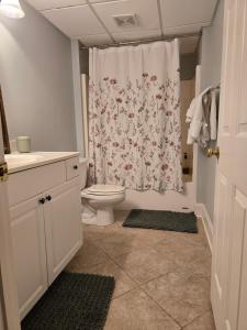 Charlotte Suite with Workspace, Parking and Kitchen