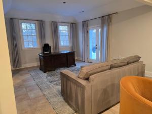 Charlotte Suite with Workspace, Parking and Kitchen