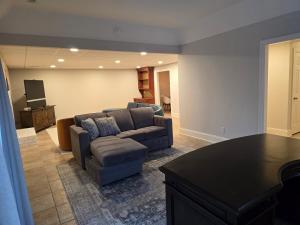 Entire Private 1BR Apartment, Private Entrance, Full Kitchen, Parking