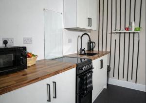 Stylish 2-Bedroom Flat near City Hospital with Free Parking and Fast WiFi