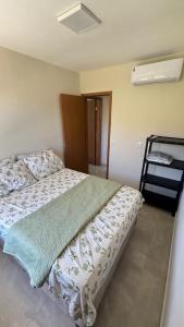 Apartamento com varanda pé na praia em condomínio