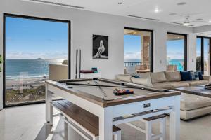 Crown Jewel of Ocean Drive- 2 story Penthouse, 4 Bedrooms & Private rooftop spa