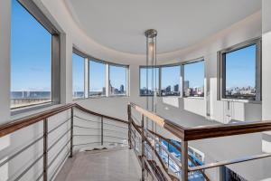 Crown Jewel of Ocean Drive- 2 story Penthouse, 4 Bedrooms & Private rooftop spa