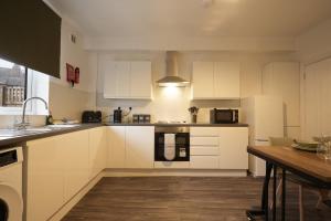 3 Bed Stylish House - Hillsborough - Great for Contractors & Groups - Hosted by StayHostSave