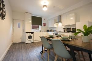 3 Bed Stylish House - Hillsborough - Great for Contractors & Groups - Hosted by StayHostSave