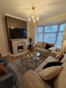 2026 - Wolverhampton - 4 Beds Willenhall Bilston Junction 10 M6 A454 Keyway Junction - Wolverhampton Walsall-I54 Business Park, Six Mile Green Project - BY Samina - ARZ Stays - Regular Work & Long Stays Available