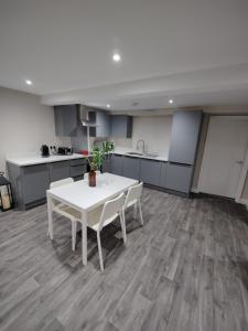 Modern 2-Bed Ground Floor Flat Near A11 & Forest