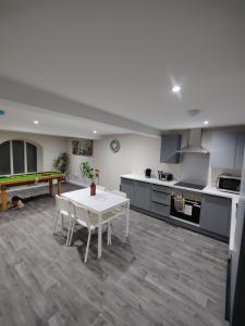 Modern 2-Bed Ground Floor Flat Near A11 & Forest