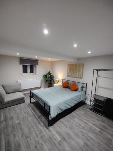 Modern 2-Bed Ground Floor Flat Near A11 & Forest