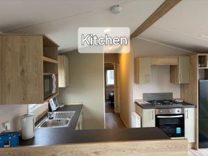 M&B Holiday Home 2025 Cozy Beach side Caravan 4 Beds, 3 Sofa Bed, 7 Sleep, Wifi, Tea and Coffee, Free Parking