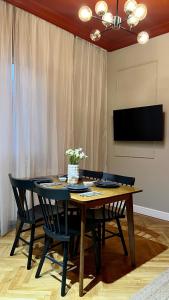 Unexpected Historical Apartment - Central & Quiet