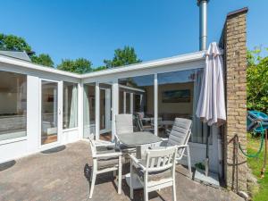 Bungalow in Sint Maartenszee near the Beach