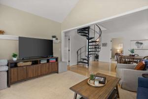 3 BR 2BA Lakefront Home - Dog Friendly - 30 Day