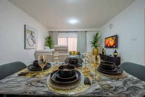 Elegant 2BR Suite with Sauna Gym Pool Walk to Yaya Centre