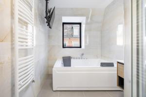 Romantic getaway with Jacuzzi, Downtown