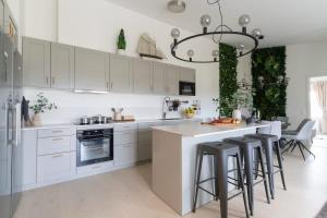 Stylish Home for 9 Guests - Balcony - Nature Views