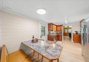 Rustic Lodge - Pet-Friendly Cabin with Hot Tub & Fire Pit